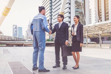 İş Yöneticisi ve mühendis toplantı proje inşaat sahasında