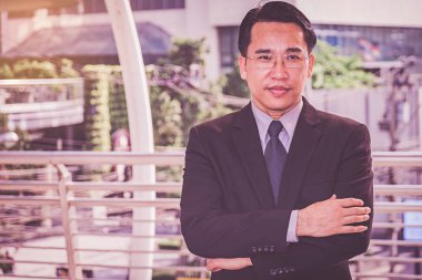 Şehirde duran genç başarılı bir iş adamı portresi