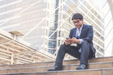 işadamı city adlı smartphone kullanarak takım elbiseli