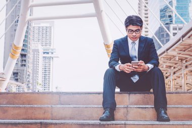 işadamı city adlı smartphone kullanarak takım elbiseli