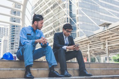 İş Yöneticisi ve mühendis toplantı proje inşaat sahasında