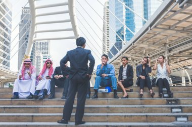 Mutlu iş takım yüksek yapma şehir arka planda eller 