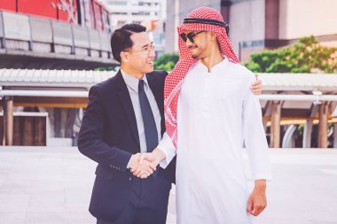 Arapça işadamı bir el sıkışma iş ortağı inşaatta veriyor.