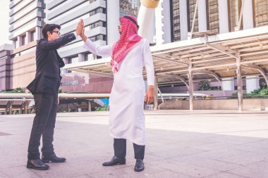 Çak bir beşlik iş ortağı için Şantiye vererek Arapça iş adamı