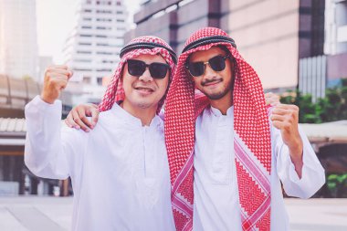 Her iki el kadar şehirde yükselterek tarafından duran iki Arap işadamları