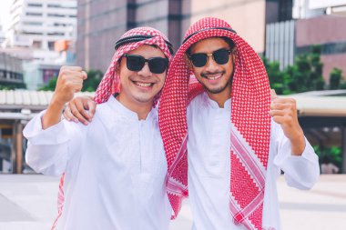 Her iki el kadar şehirde yükselterek tarafından duran iki Arap işadamları