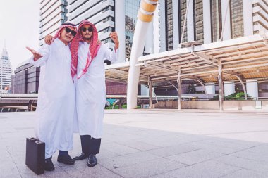 Her iki el kadar şehirde yükselterek tarafından duran iki Arap işadamları