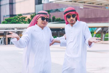 Her iki el kadar şehirde yükselterek tarafından duran iki Arap işadamları