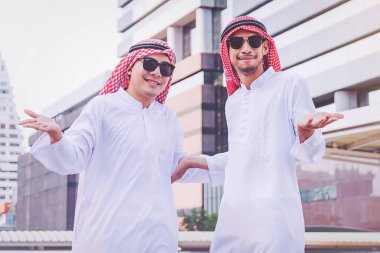 Her iki el kadar şehirde yükselterek tarafından duran iki Arap işadamları