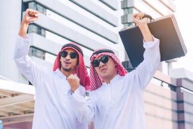 Her iki el kadar şehirde yükselterek tarafından duran iki Arap işadamları