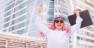 Arap işadamı iki elle kadar şehirde yükselterek tarafından ayakta