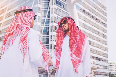 Arapça işadamı bir el sıkışma iş ortağı inşaatta veriyor.