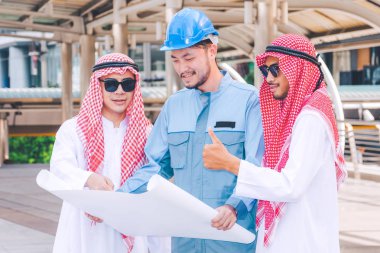 Arap işadamı ve mühendis toplantı proje inşaat sahasında