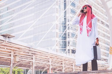 Arap işadamı şehirde bir cep telefonuna ileti