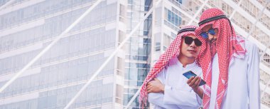 İki Arap iş adamları şehirde bir cep telefonuna ileti