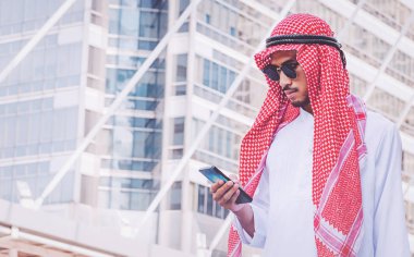 Arap işadamı şehirde bir cep telefonuna ileti