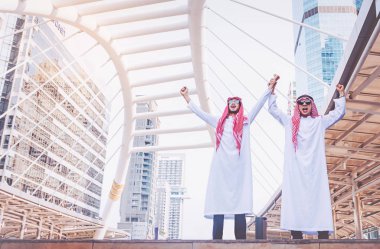 Her iki el kadar şehirde yükselterek tarafından duran iki Arap işadamları