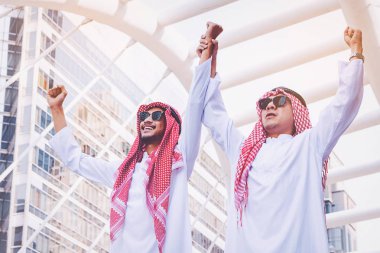 Her iki el kadar şehirde yükselterek tarafından duran iki Arap işadamları