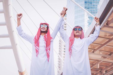 Her iki el kadar şehirde yükselterek tarafından duran iki Arap işadamları