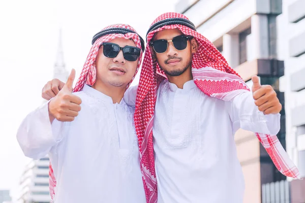 Två Arabiska Affärsmän Ständiga Genom Att Höja Båda Händerna Upp — Stockfoto