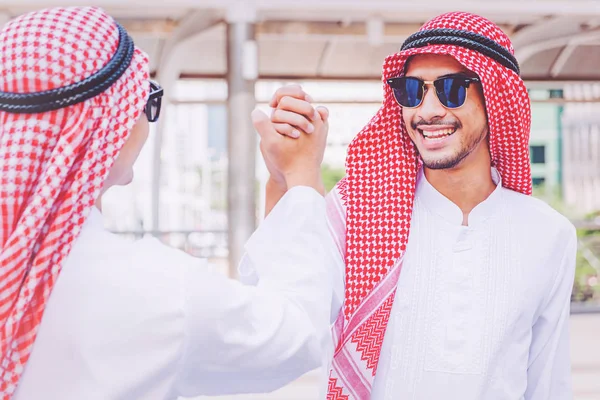 Арабська Бізнесмен Даючи Послугами Рукостискання Його Партнер Бізнесу Будівельному Майданчику — стокове фото