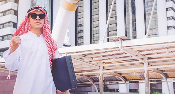 Arabisk Affärsman Står Genom Att Höja Båda Händerna Upp City — Stockfoto