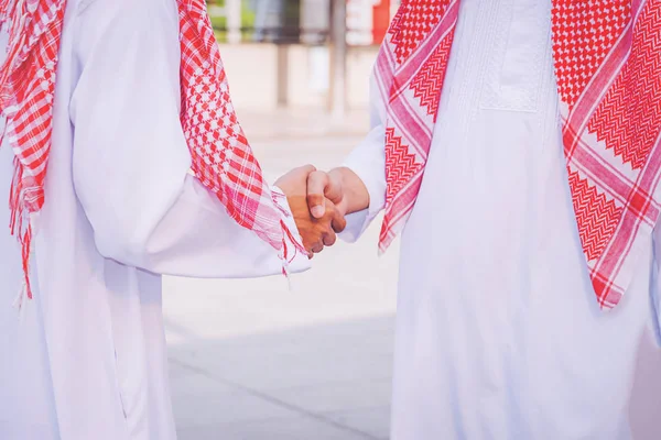 Arabiska Affärsman Ger Handskakning Till Sin Affärspartner Byggarbetsplats — Stockfoto