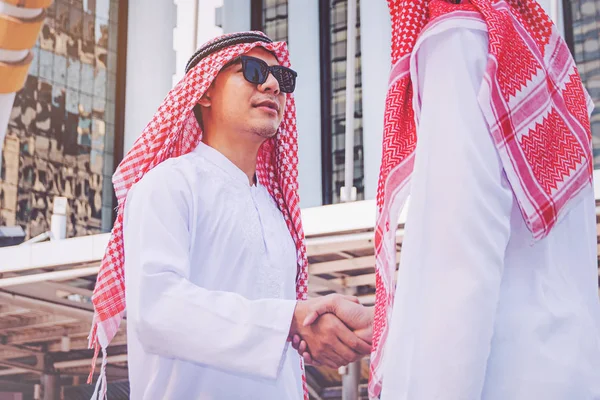 Арабська Бізнесмен Даючи Послугами Рукостискання Його Партнер Бізнесу Будівельному Майданчику — стокове фото