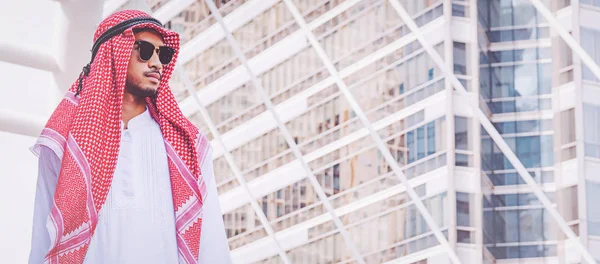 Retrato Jovem Empresário Árabe Bem Sucedido Cidade — Fotografia de Stock