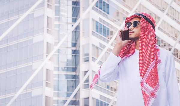 Empresário Árabe Mensagens Telefone Celular Cidade — Fotografia de Stock