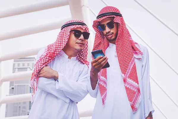 Дві Арабські Бізнесменів Обміну Повідомленнями Мобільному Телефоні Місті — стокове фото