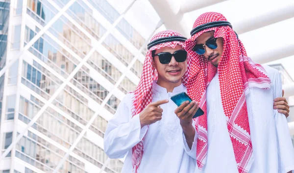 两名阿拉伯商人在城市用手机发短信 — 图库照片