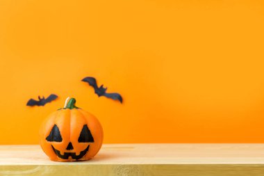 Ahşap masada Cadılar Bayramı balkabakları