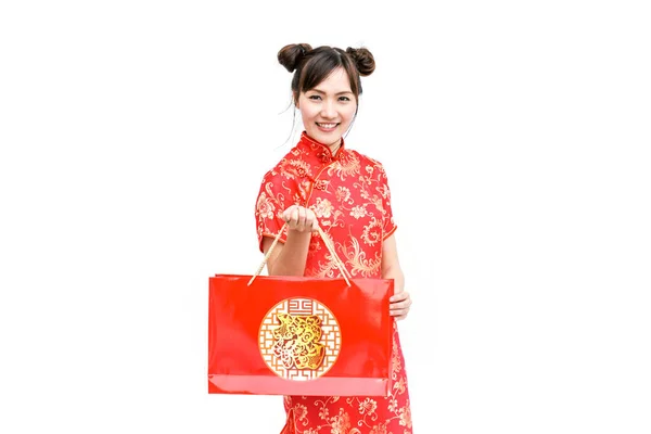 アジアの女性は 買い物袋 女性服チャイナ ドレス 中国の旧正月 白い背景の上 — ストック写真