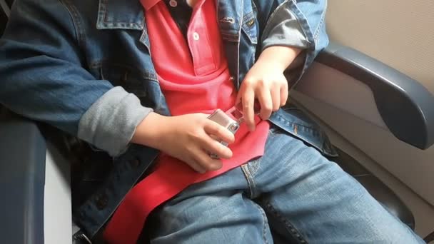 Маленький Азиатский Мальчик Путешествует Самолете Пристегивает Ремень Безопасности — стоковое видео