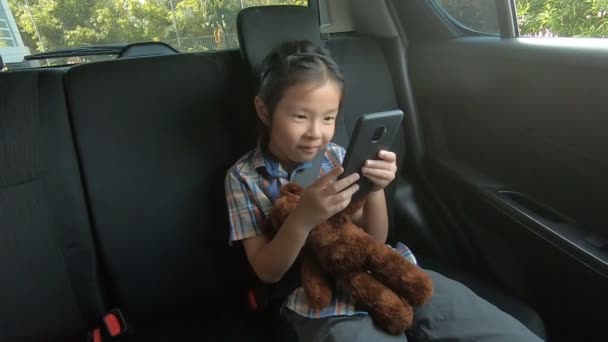 Niña Feliz Con Cinturones Seguridad Sostener Teléfono Inteligente Coche — Vídeo de stock