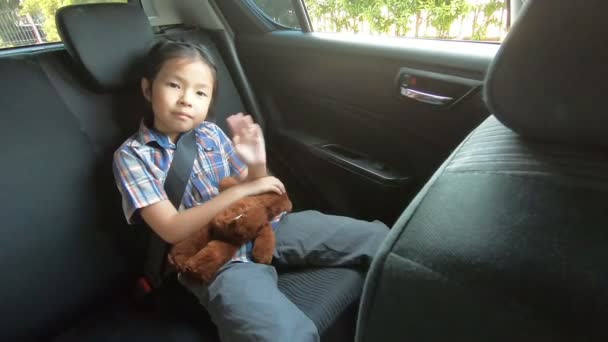 Gadis Kecil Yang Bahagia Mengenakan Sabuk Pengaman Mobil — Stok Video