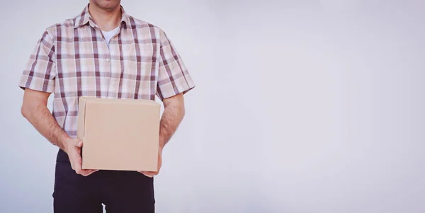 Asiático joven sosteniendo caja paquete, repartidor hombre — Foto de Stock