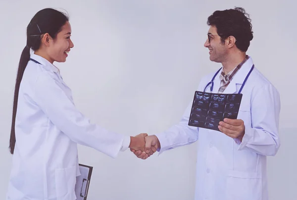 Médicos segurando uma área de transferência com prescrição, conceito de trabalho em equipe — Fotografia de Stock