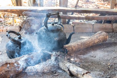 kamp ateşinde su ısıtıcısı. Yangın