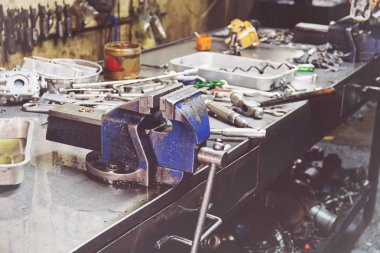 Otomatik çalışma için farklı araçlar kullanarak profesyonel mekanik 