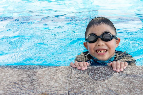 Ung pojke simmar i poolen. — Stockfoto