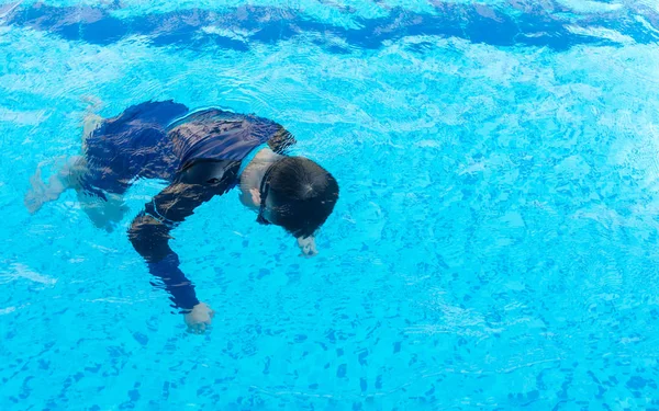 Jovem menino se afogando na piscina — Fotografia de Stock
