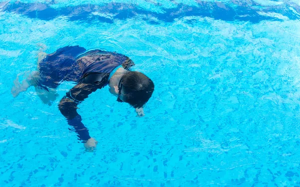 Ung pojke drunknade i pool — Stockfoto