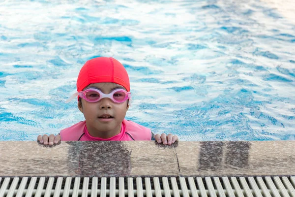 Ung flicka simmar i poolen. — Stockfoto