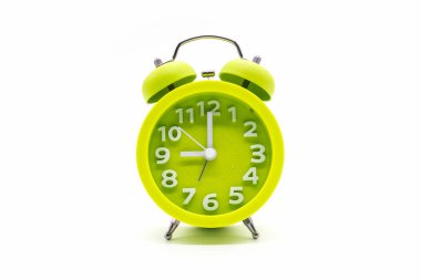 Beyaz arka planda saat yeşili. 