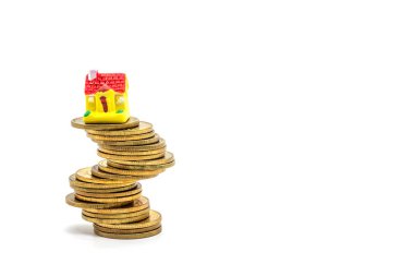 Beyaz arka planda yığın üzerinde ev. Kavram belirsizlik r