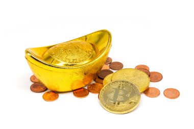 Beyaz arka planda Çin altın Sycee (Yuanbao) ve Bitcoin. 