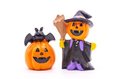 beyaz arka plan üzerinde izole cadılar bayramı için oyuncak kabak 