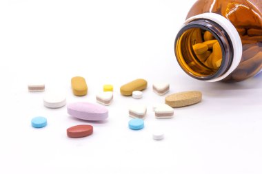 Fark tabletler Pills yığın Mix beyaz arka planda izole. 